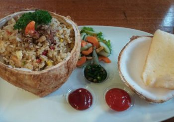 Kuliner Bandung - Makan Nasi Goreng Campur Kelapa Muda